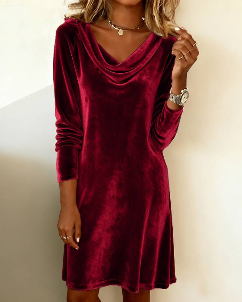 Elegant Velvet Dress in Solid Color - Timeless Style and Comfort